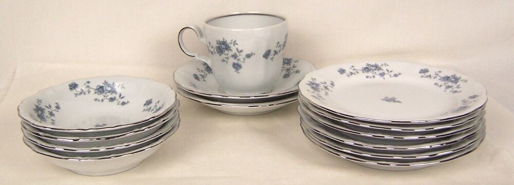 22 Piece Lot of Johann Haviland Traditions Blue Garland Plates and Bowls